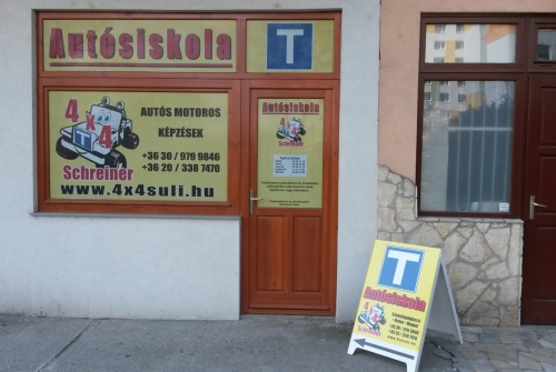 Az iskola bejárata