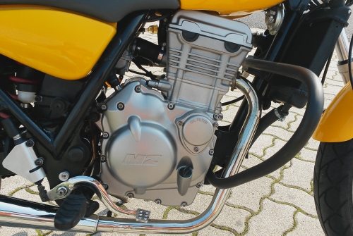 Motorkerékpárjaink bukócsővel ellátottak